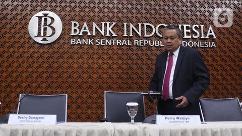 Seorang pria memantau layar yang menampilkan Indeks Harga Saham Gabungan (IHSG), yang anjlok signifikan selama pembukaan pasar, di gedung Bursa Efek Indonesia di Jakarta pada Rabu 13 Mei 2026