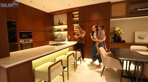 Potret Dapur dan Meja Makan di Rumah Mona Ratuliu dan Indra Brasco (YouTube/Taulany TV)