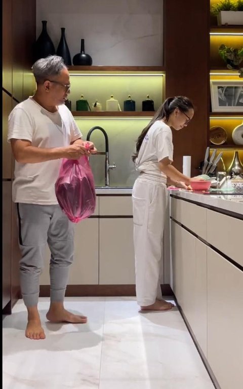 Potret Dapur dan Meja Makan di Rumah Mona Ratuliu dan Indra Brasco (YouTube/Taulany TV)