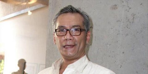 Aktor senior Tio Pakusadewo dilarikan ke rumah sakit dan dirawat intensif karena komplikasi ginjal serta asam lambung, memicu kekhawatiran publik. (Foto: Dok. Instagram @agobowo)