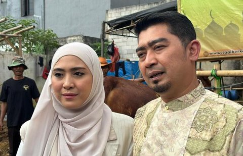 Ustaz Solmed dan April Jasmine mendatangi kawasan Jati Makmur, Bekasi, untuk memilih langsung hewan kurban yang akan disembelih pada Iduladha 2026.