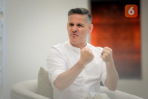 Pelatih Timnas Indonesia, John Herdman menjalani wawancara eksklusif dalam Bola Break dari Bola.com di Jakarta, Selasa (12/5/2026). (Bola.com/Bagaskara Lazuardi)