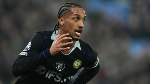 Pemain Chelsea, Joao Pedro, tampak kecewa setelah menelan kekalahan dari Atalanta pada matchday 6 fase grup Liga Champions 2025/2026 di New Balance Arena, Rabu (10/12/2025). (AP Photo/Antonio