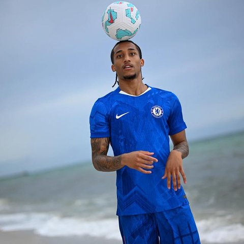 Pemain Chelsea, Joao Pedro, tampak kecewa setelah menelan kekalahan dari Atalanta pada matchday 6 fase grup Liga Champions 2025/2026 di New Balance Arena, Rabu (10/12/2025). (AP Photo/Antonio
