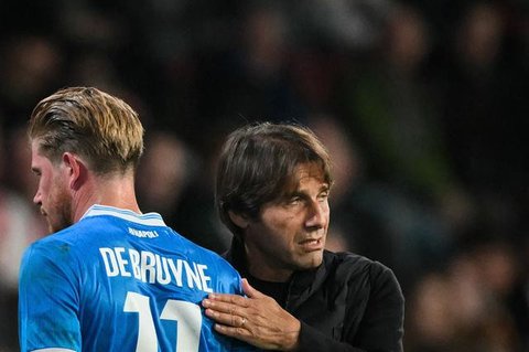 Pelatih Napoli, Antonio Conte, merayakan keberhasilan meraih Scudetto di upacara penghargaan usai laga Serie A kontra Cagliari di Stadio Diego Armando Maradona, Sabtu, 24 Mei 2025. (AP Pho