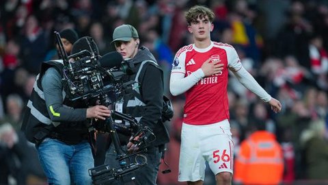 Pada masa injury time atau pada menit ke-90+7, giliran Max Dowman mencatat nama di papan skor sekaligus mengukir sejarah sebagai pencetak gol termuda dalam sejarah Premier League. Tampak dala