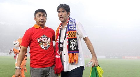 Manajer Persija Jakarta, Ardhi Tjahjoko berbicara kepada awak media di sela acara peluncuran bus baru Macan Kemayoran di JIEXPO Kemayoran, Jakarta Pusat, Rabu (20/5/2026). (Bola.com/Hery Kurn
