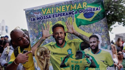Pemain Brasil, Neymar, mengontrol bola saat melawan Peru  pada laga kualifikasi Piala Dunia 2026 zona CONMEBOL, Rabu, (13/9/2023). Tim Samba menang dengan skor tipis 1-0. (AP Photo/Martin Mej