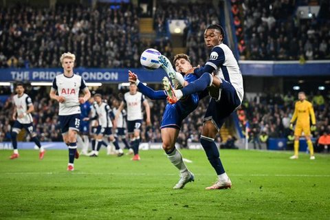 Kemudian, dua gol penalti Cole Palmer di babak kedua dan sepakan keras Enzo Fernandez, memastikan kemenangan comeback yang luar biasa di markas The Lilywhites. (AP Photo/Ian Walton)