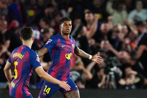 Penyerang Barcelona, Marcus Rashford, berselebrasi setelah mencetak gol ke gawang Olympiakos pada pada laga Liga Champions di Estadi Olimpic Lluis Companys, Rabu (22/10/2025) dini hari WIB. (