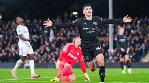 Pemain Manchester City, Phil Foden, merayakan kemenangan bersama Pep Guardiola setelah menaklukkan Brighton & Hove Albion  dalam duel tunda pekan ke-29 Liga Inggris 2024, Jumat (26/4/2024). (