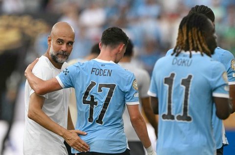 Pemain Manchester City, Phil Foden, merayakan kemenangan bersama Pep Guardiola setelah menaklukkan Brighton & Hove Albion  dalam duel tunda pekan ke-29 Liga Inggris 2024, Jumat (26/4/2024). (