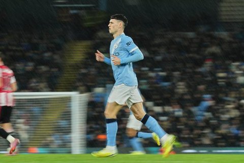 Pemain Manchester City, Phil Foden, merayakan kemenangan bersama Pep Guardiola setelah menaklukkan Brighton & Hove Albion  dalam duel tunda pekan ke-29 Liga Inggris 2024, Jumat (26/4/2024). (