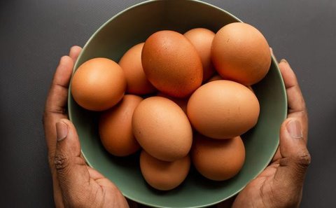 Berjalan kaki dapat membantu tubuh membakar kalori sekaligus menjadi pilihan olahraga yang lebih ringan untuk pemula. (Foto/dok: Freepik/lifeforstock)