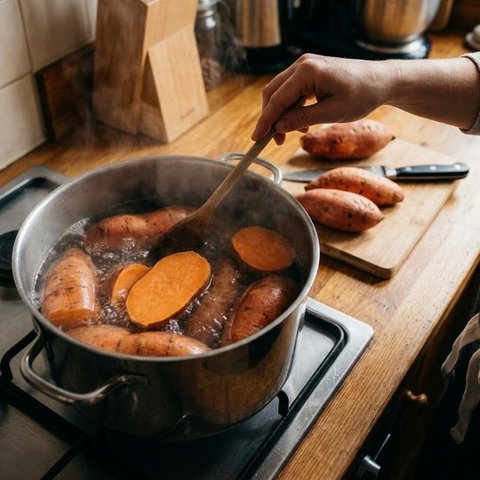 Berjalan kaki dapat membantu tubuh membakar kalori sekaligus menjadi pilihan olahraga yang lebih ringan untuk pemula. (Foto/dok: Freepik/lifeforstock)