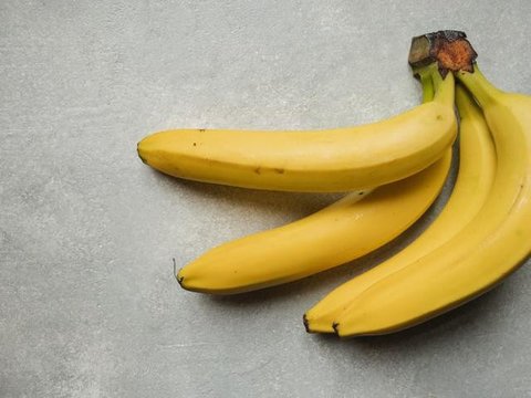 Berjalan kaki dapat membantu tubuh membakar kalori sekaligus menjadi pilihan olahraga yang lebih ringan untuk pemula. (Foto/dok: Freepik/lifeforstock)