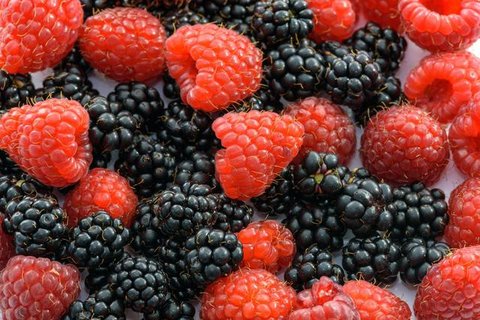 Berjalan kaki dapat membantu tubuh membakar kalori sekaligus menjadi pilihan olahraga yang lebih ringan untuk pemula. (Foto/dok: Freepik/lifeforstock)