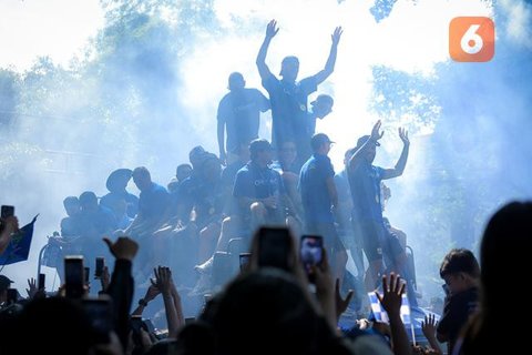 Pemain Persib Bandung, Saddil Ramdani (kiri) dan Adam Alis berada diatas mobil dalam pawai juara BRI Super League musim ini di Kota Bandung, Minggu (24/05/2026) pagi WIB. (Bagaskara Lazuardi/
