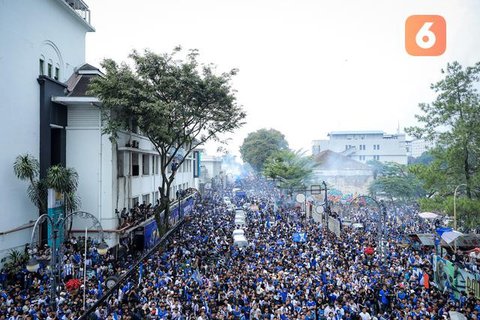 Pemain Persib Bandung pawai juara BRI Super League musim ini di Kota Bandung, Minggu (24/05/2026) pagi WIB.