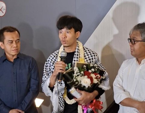 Andre bersama aktivis Global Sumud Flotilla lainnya dibawa ke kapal penjara milik tentara Israel. (Liputan6.com/Rifqy Alief Abiyya)