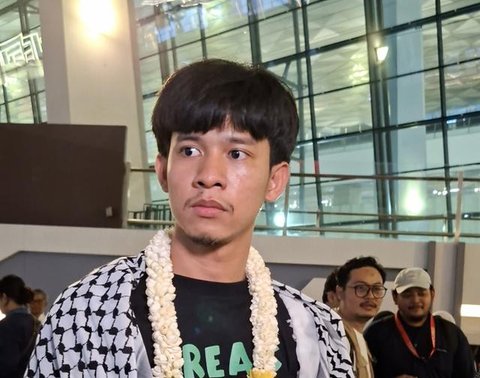 Andre bersama aktivis Global Sumud Flotilla lainnya dibawa ke kapal penjara milik tentara Israel. (Liputan6.com/Rifqy Alief Abiyya)