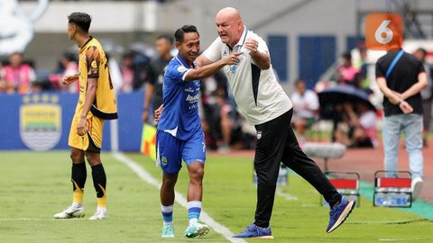 Pelatih Persib Bandung, Bojan Hodak. (Photo Bola.com/graphic generated chatgpt)