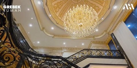 Tangga Rumah Gen Halilintar di Jakarta. dok:YouTube AH