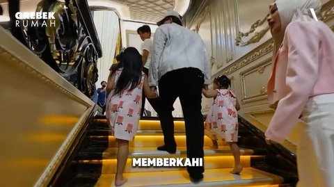Tangga Rumah Gen Halilintar di Jakarta. dok:YouTube AH