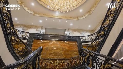 Tangga Rumah Gen Halilintar di Jakarta. dok:YouTube AH