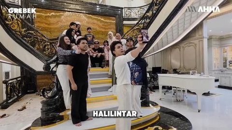 Tangga Rumah Gen Halilintar di Jakarta. dok:YouTube AH