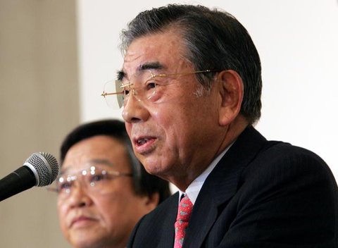 CEO Seven & I Holdings Co Toshifumi Suzuki berbicara dalam konferensi pers di Tokyo, 26 Desember 2005. (AP Photo/Katsumi Kasahara, File)