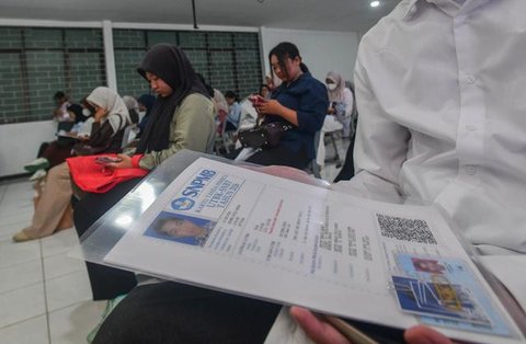 Ilustrasi Seseorang Mengecek Pengumuman SNBT/Gemini AI