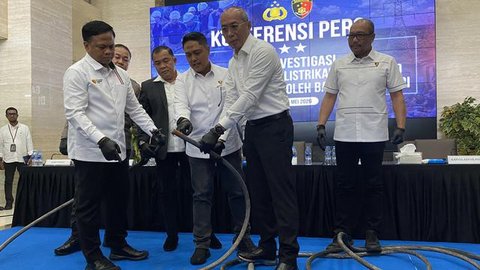 Wakil Menteri Energi dan Sumber Daya Mineral (ESDM), Yuliot Tanjung di Kantor Kementerian ESDM, Jakarta, Jumat (24/4/2026). (Liputan6.com/Arief)