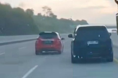 Korban diduga dibuang pelaku dari atas Tol Bogor setelah dibunuh di dalam mobil. (Foto: Antara)