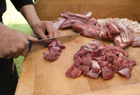 Jahe, serai, ketumbar, hingga nanas bisa membantu mengurangi bau prengus sekaligus membuat daging kambing lebih empuk dan lezat. (dok. KamranAydinov/Freepik)