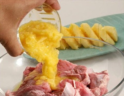 Jahe, serai, ketumbar, hingga nanas bisa membantu mengurangi bau prengus sekaligus membuat daging kambing lebih empuk dan lezat. (dok. KamranAydinov/Freepik)