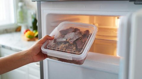 Jahe, serai, ketumbar, hingga nanas bisa membantu mengurangi bau prengus sekaligus membuat daging kambing lebih empuk dan lezat. (dok. KamranAydinov/Freepik)