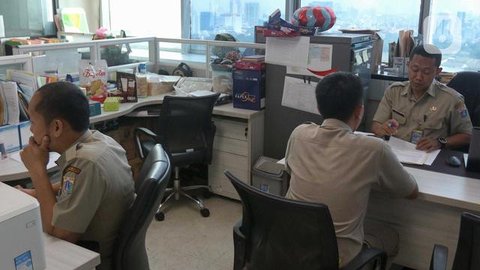 Hanya beberapa ASN yang tetap bekerja langsung dari kantor Balai Kota DKI Jakarta. Tampak dalam foto, suasana salah satu gedung di Balai Kota Jakarta saat hari pertama pelaksanaan kebijakan W