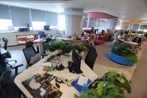 Hanya beberapa ASN yang tetap bekerja langsung dari kantor Balai Kota DKI Jakarta. Tampak dalam foto, suasana salah satu gedung di Balai Kota Jakarta saat hari pertama pelaksanaan kebijakan W