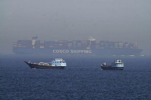 Matahari terbit di balik kapal tanker yang berlabuh di Selat Hormuz di lepas pantai Pulau Qeshm, Iran, Sabtu, 18 April 2026. (AP Photo/Asghar Besharati)