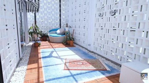 Potret Mushola Semi Outdoor dan Ruang Cuci di Rumah Titi Kamal (youtube.com/@titidantian4010)