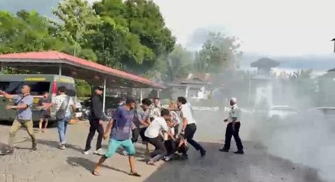 Personel Satreskrim Polres Gowa memasang garis polisi saat olah TKP atas dugaan tindak pidana pengerusakan Lapas Kelas IIA Narkotika Bolangi, Sungguminasa, Sulawesi Selatan. (Antara)