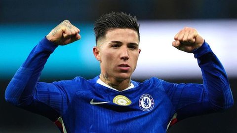 Pemain Chelsea, Enzo Fernandez, saat melawan Leeds United pada laga pekan ke-26 Liga Inggris 2022/2023 di Stamford Bridge, London, Sabtu (05/03/2023). Pemain muda terbaik Piala Dunia 2022 ini