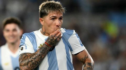 Pemain Chelsea, Enzo Fernandez, saat melawan Leeds United pada laga pekan ke-26 Liga Inggris 2022/2023 di Stamford Bridge, London, Sabtu (05/03/2023). Pemain muda terbaik Piala Dunia 2022 ini