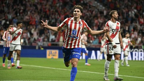 Selebrasi Julian Alvarez usai mencetak gol di laga Atletico Madrid vs Arsenal di leg 1 semifinal Liga Champions 2025/2026 di Riyadh Air Metropolitano, Kamis (30/04/2026) dini hari WIB. (AP Ph