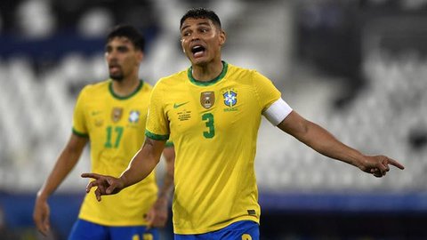 Thiago Silva yang menjabat Kapten Timnas Brasil ini sudah kenyang pengalaman di kompetisi ajang internasional. Tampil disiplin dan mampu membuat keputusan penting di lini belakang membuat bek