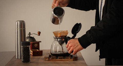 Ilustrasi Kopi V60 Manual Brew: ChatGPT