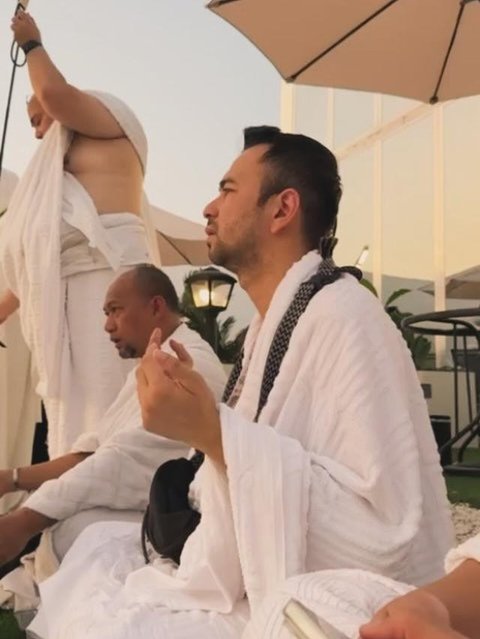 Setelah naik haji, Raffi Ahmad memangkas rambut lalu silaturahmi dengan Menteri Bahlil Lahadalia. Selain menasihati, Bahlil melantun doa untuk bangsa. (Foto: Dok. Instagram @raffinagita1717)