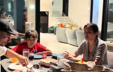 Potret Dapur dan Meja Makan Rumah Jessica Iskandar/ Youtube Jessica Iskandar