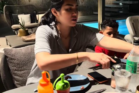 Potret Dapur dan Meja Makan Rumah Jessica Iskandar/ Youtube Jessica Iskandar